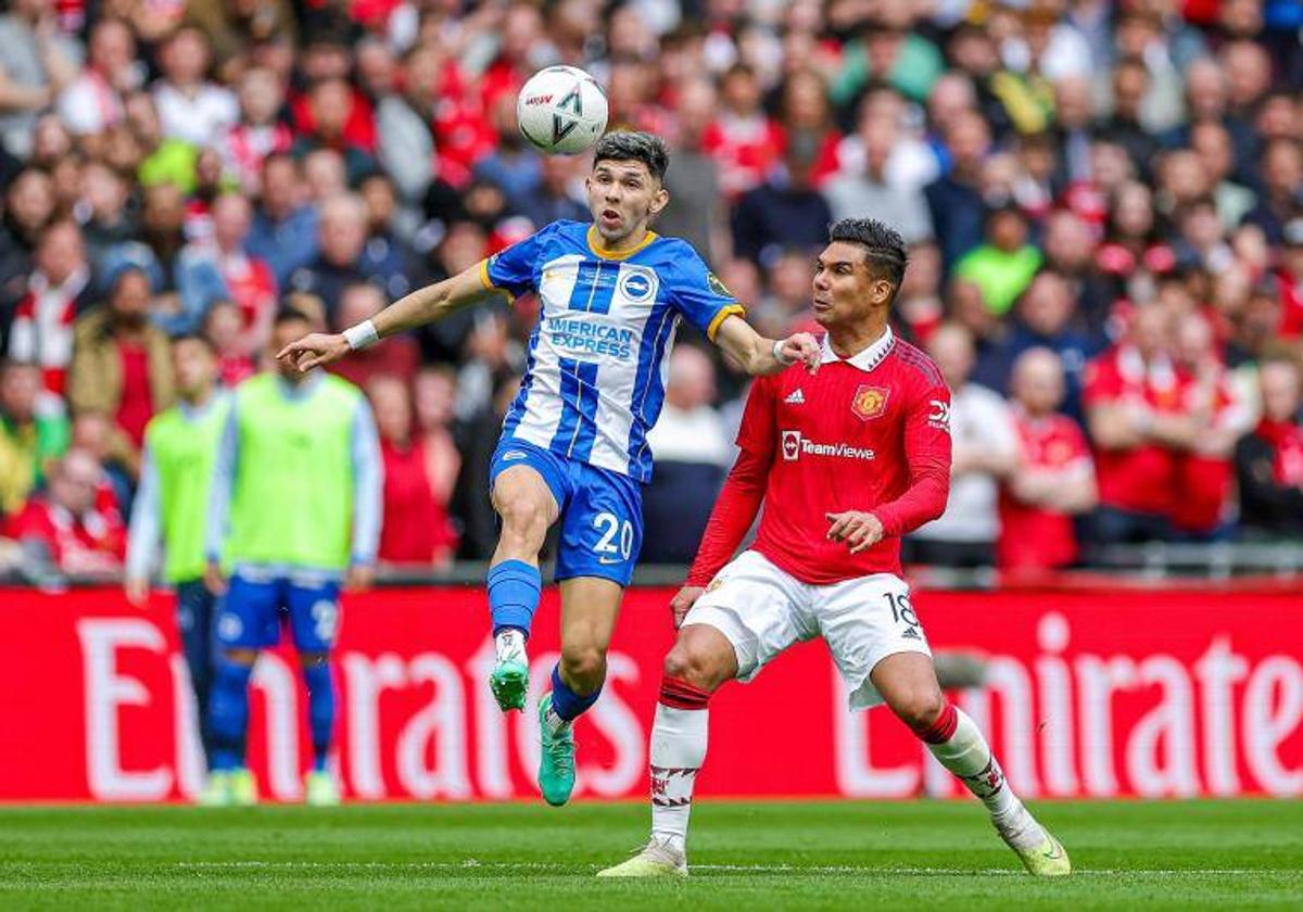 Enciso pelea por un balón con Casemiro en el partido de este domingo.