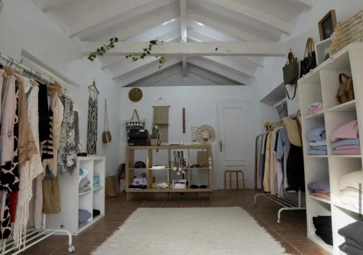 Imagen principal - Interior de la tienda de Noja, que Itsaso lleva sola. 