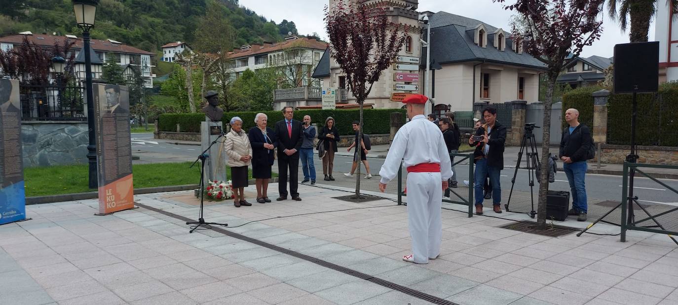 Momento en del homenaje al alcalde José de Labauria esta mañana en Gernika.