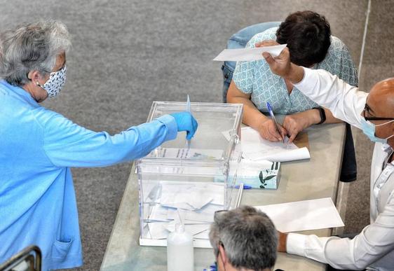 Una mujer deposita su voto en una urna durante las últimas elecciones celebradas en Álava, y mediatizadas por el coronavirus.