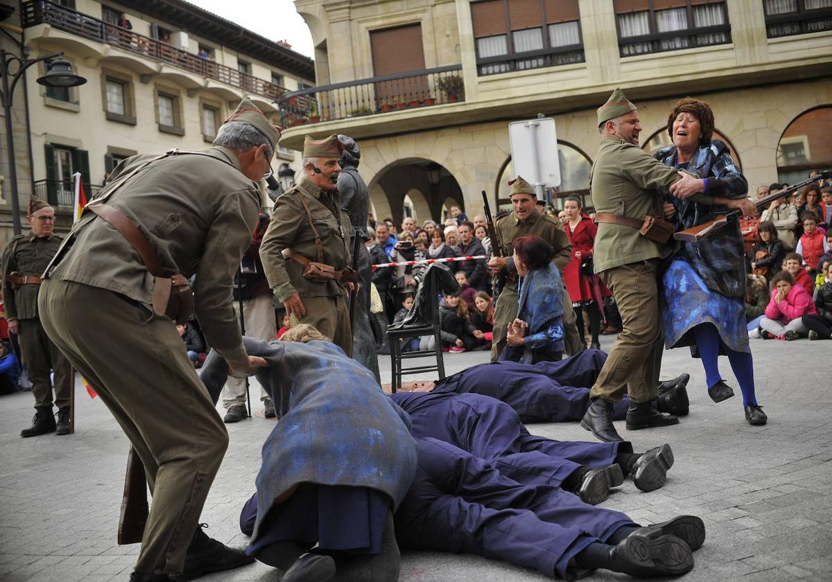 Escena de un espectáculo musical anterior de 'Gernika garretan' de la villa foral.