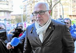 Alfredo De Miguel entra al Palacio de Justicia de Vitoria, durante una de las sesiones en el juicio celebrado en la Audiencia de Álava.