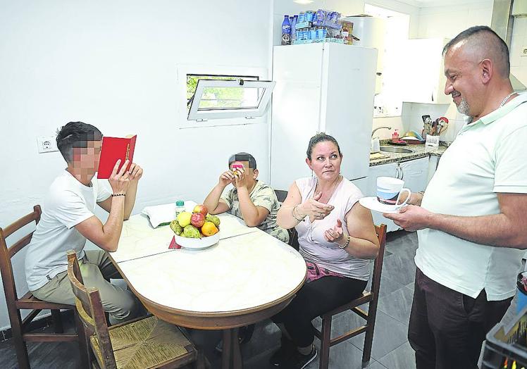 Una familia atendida por la obra social Berakah.