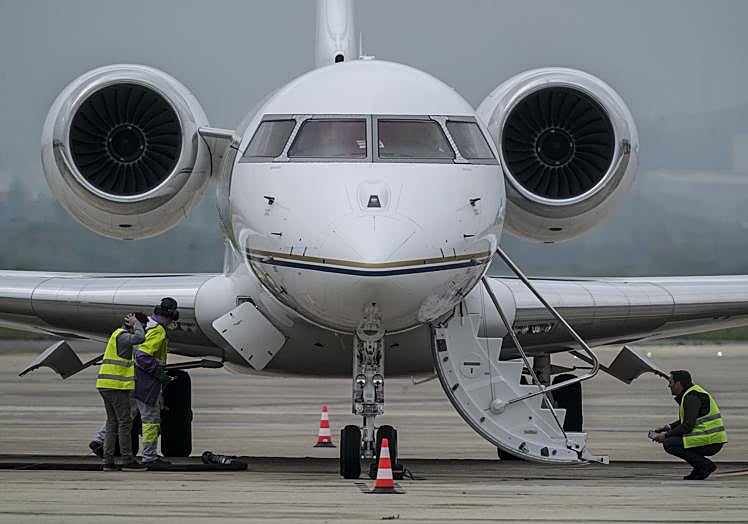 Varios operarios han revisado el jet privado con el que se ha desplazado Juan Carlos I durante su periplo europeo.