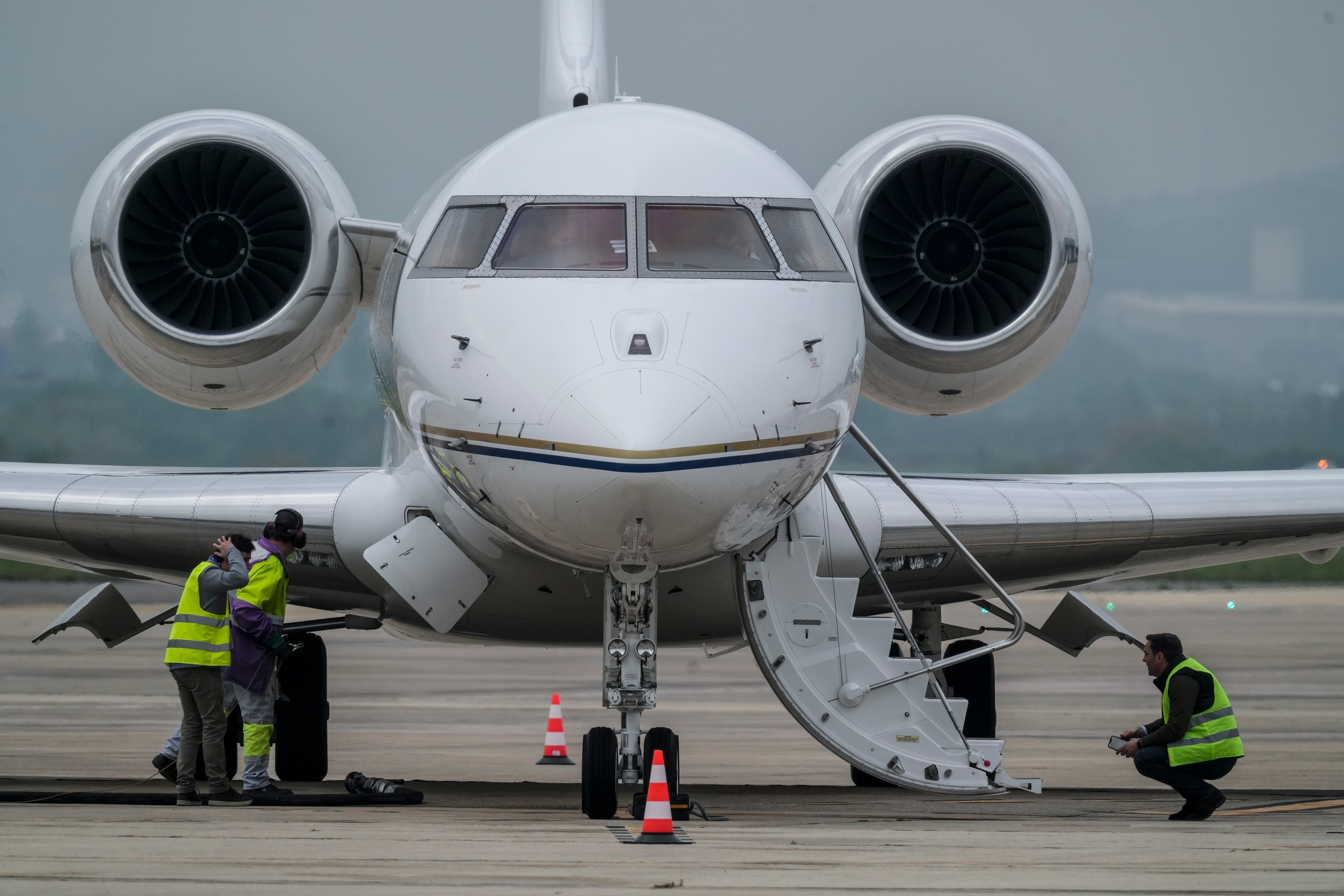 El rey emérito abandona Vitoria tras someterse a una revisión rutinaria