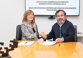 Manoli Igartua y Pascal Gómez durante la firma del convenio.