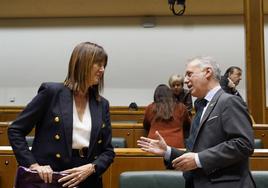 La consejera Idoia Mendia, junto al lehendakari, Iñigo Urkullu.