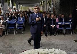 Bolaños se dispone a realizar la ofrenda floral.