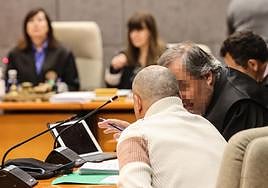 El acusado del crimen de San Ignacio habla con su abogado en la primera sesión del juicio en la Audiencia vizcaína.