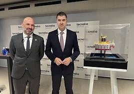 El presidente de Tecnalia, Alex Belaustegi (izquierda), y su director general, Jesús Valero, junto a una maqueta de una plataforma marina.