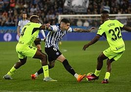 Miguel mete la pierna para arrebatar el balón a la defensa del Leganés.