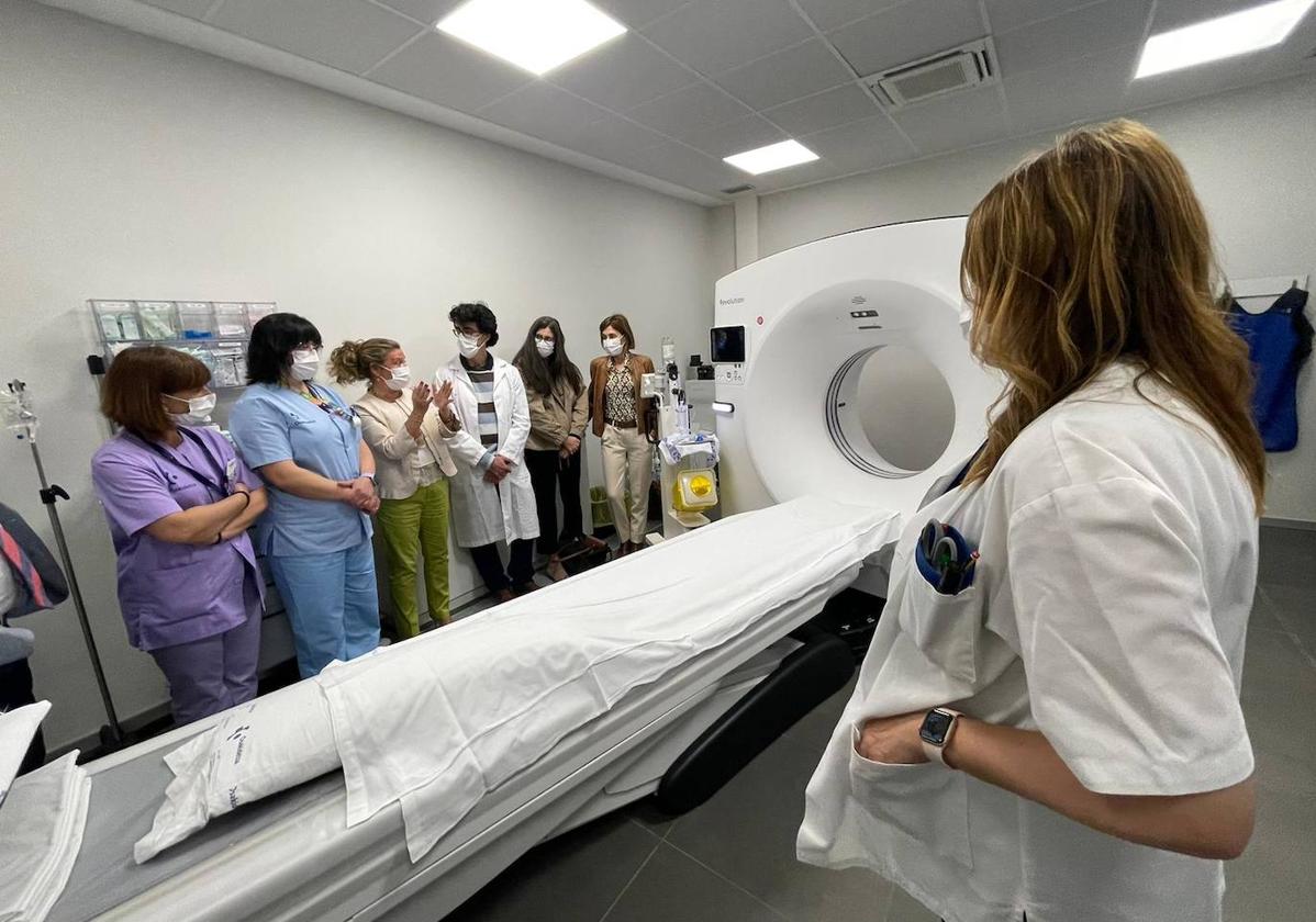 La consejera de Salud, Gotzone Sagardui, ha visitado las instalaciones médicas con el nuevo TAC.