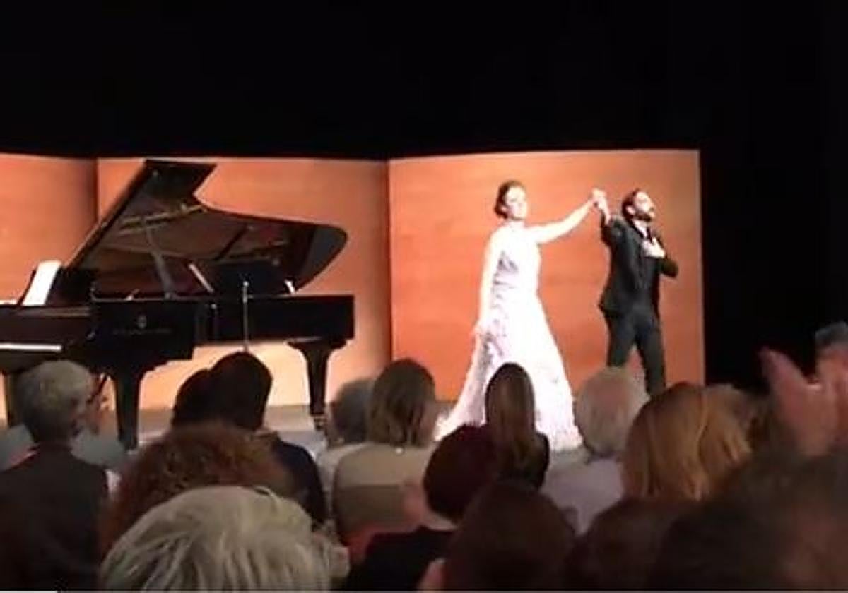 El público en pie despidió a los artistas