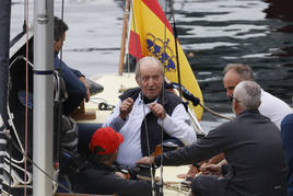 Juan Carlos de Borbón conversa con varios compañeros de la tripulación del Bribón, la semana pasada en Sanxenxo.