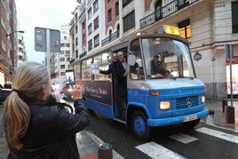 'El azulito', de paseo por las calles de Bilbao con Tomás Ondarra y Jon Uriarte en su interior.