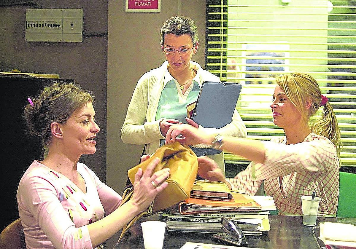 Goizalde Núñez lució su vis cómica con una imagen monjil, en esta escena junto a Nuria González y Belén Rueda.