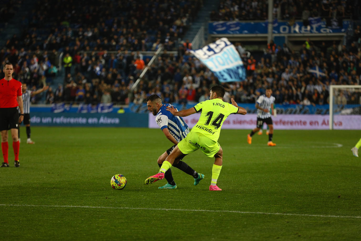 Luis Rioja regatea a Fede Vico (Leganés)