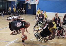 Asier García, capitán de los vizcaínos, vuela con su silla.