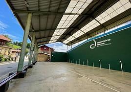 Imagen del renovado frontón de Etxano.