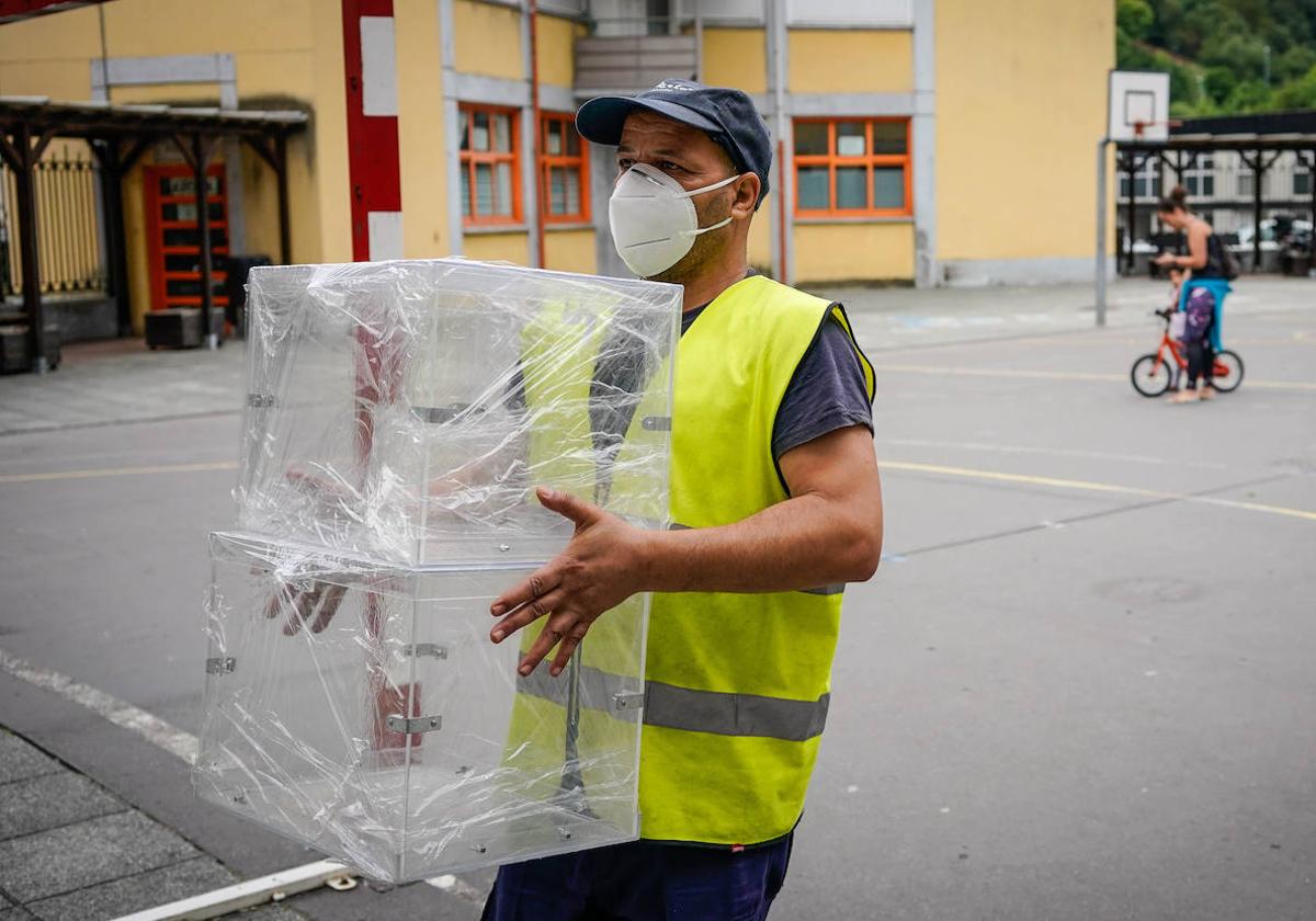 Preparación de las urnas en un colegio electoral de Ermua hace cuatro años.