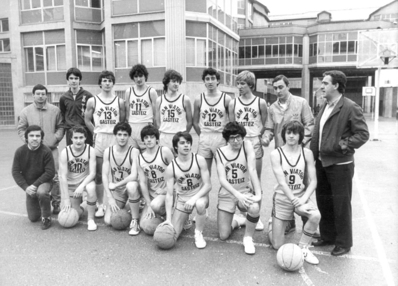 Laso, de joven, con el número '9'. Compartía vestuario con el entrenador Juan Ortiz de Pinedo y Joseba Del Carmen, entre otros.