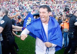 Luis García celebra el ascenso con el Levante en 2010.