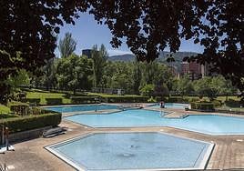 Vista de los jardines de las piscinas de Txurdinaga