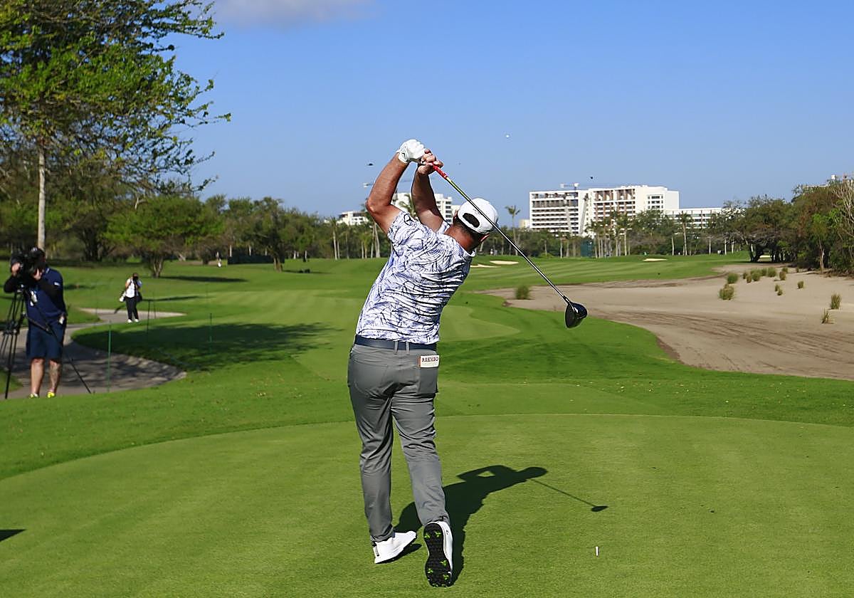 Jon Rahm, en un tee del campo de Puerto Vallarta.