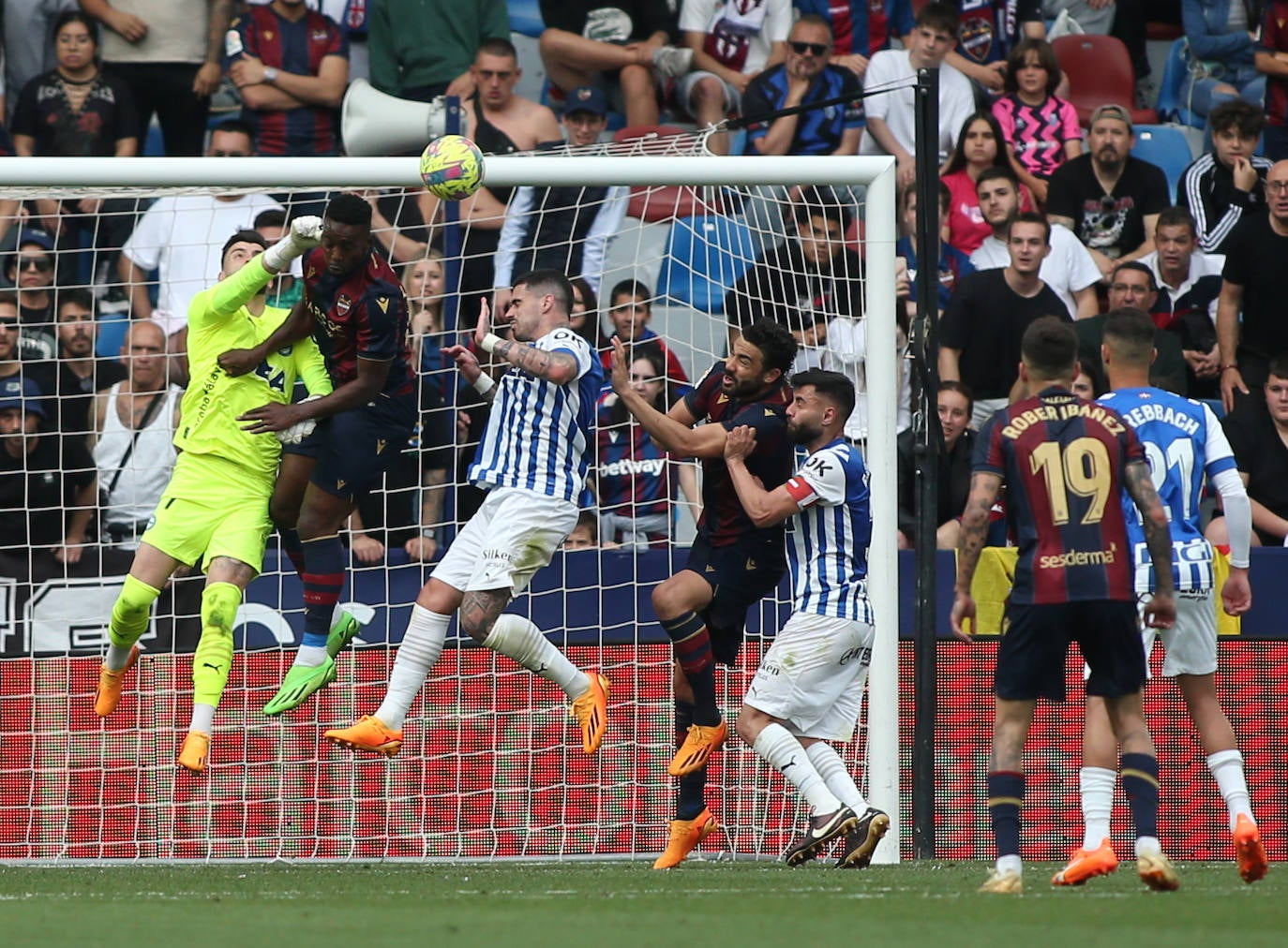 Sivera sale de puños y despeja el peligro.