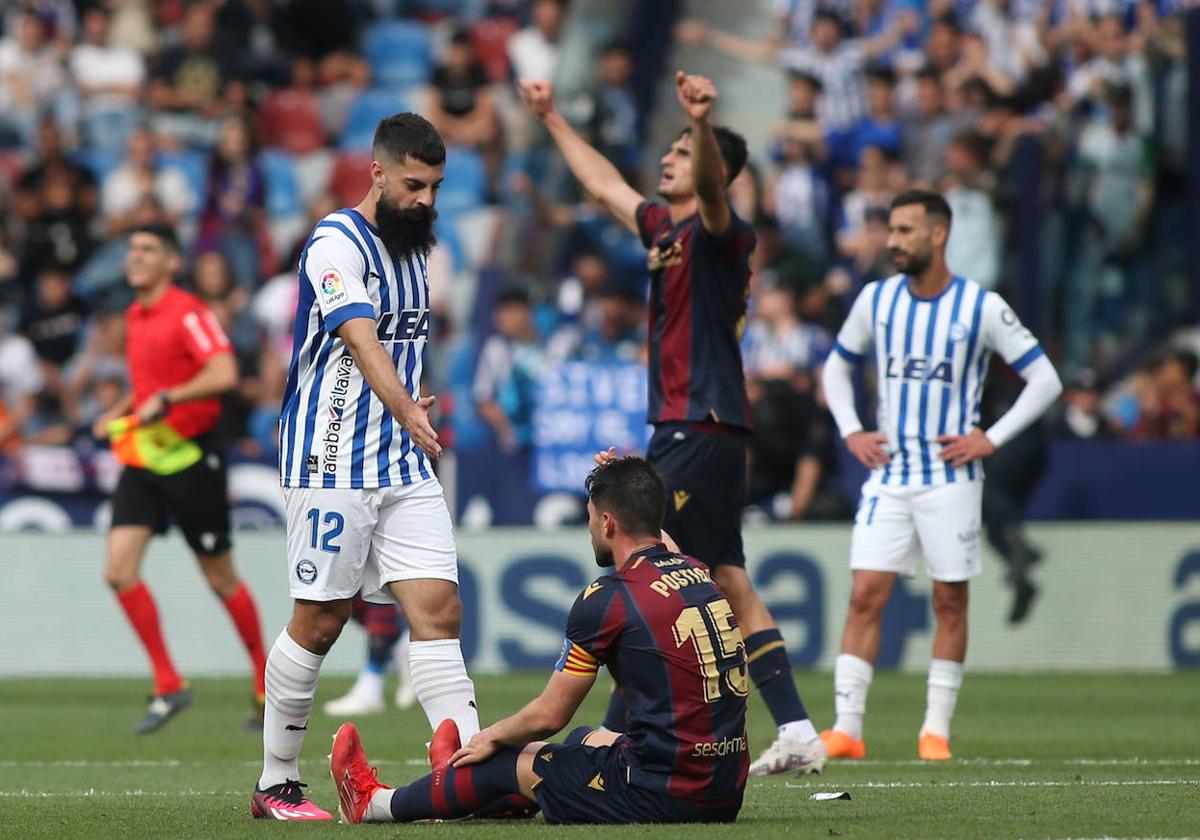 Viallibre tiende la mano a Postigo al final del partido.