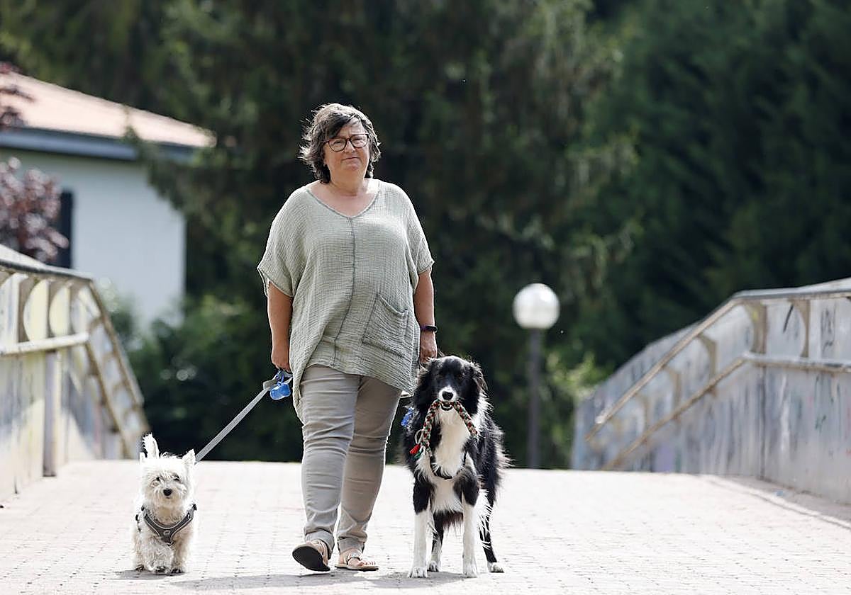 Paseo. Josefa Domínguez, con sus perros.