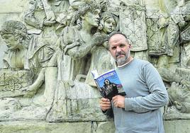 Miguel Gutiérrez-Garitano posa junto a un ejemplar de su libro.