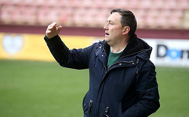 Raúl Llona da órdenes en un encuentro de la SD Logroñés.