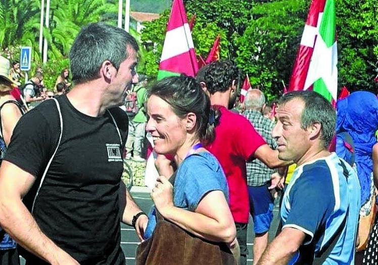 Imagen principal - Arriba, Rodríguez, líder de Sortu, charla con David Pla, exjefe de ETA que leyó el comunicado de 2011 y ahora está en el partido. A la izquierda, imagen de 'Josu Tenera' de su detención el 16 de junio de 2019. A la derecha, Ana Iribar coloca flores en homenaje a su marido, Gregorio Ordóñez, en presencia de Consuelo, hermana del concejal del PP asesinado. 