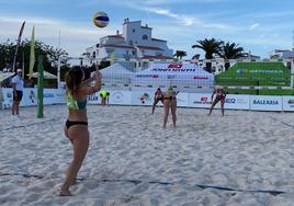 Nerea Ruiz y Oihane Gutiérrez en mitad de un partido de la Copa de la Reina de vóley playa.