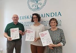 Ezkerretik eskuinera, Paskual Rekalde Euskaltzaindiaren Nafarroako ordezkariordea izan zena, Leire Mitxelena dokumentalista eta Sagrario Aleman Euskaltzaindiako Nafarroako ordezkaria.