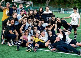 El equipo senior celebra el ascenso a Liga Vasca.