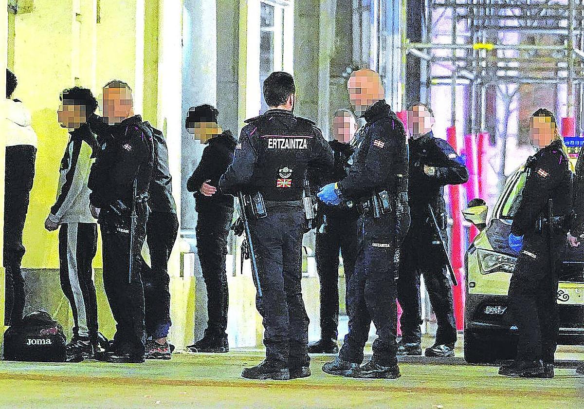 Dispositivo. Imagen de archivo de varios ertzainas en una actuación policial en Bilbao.