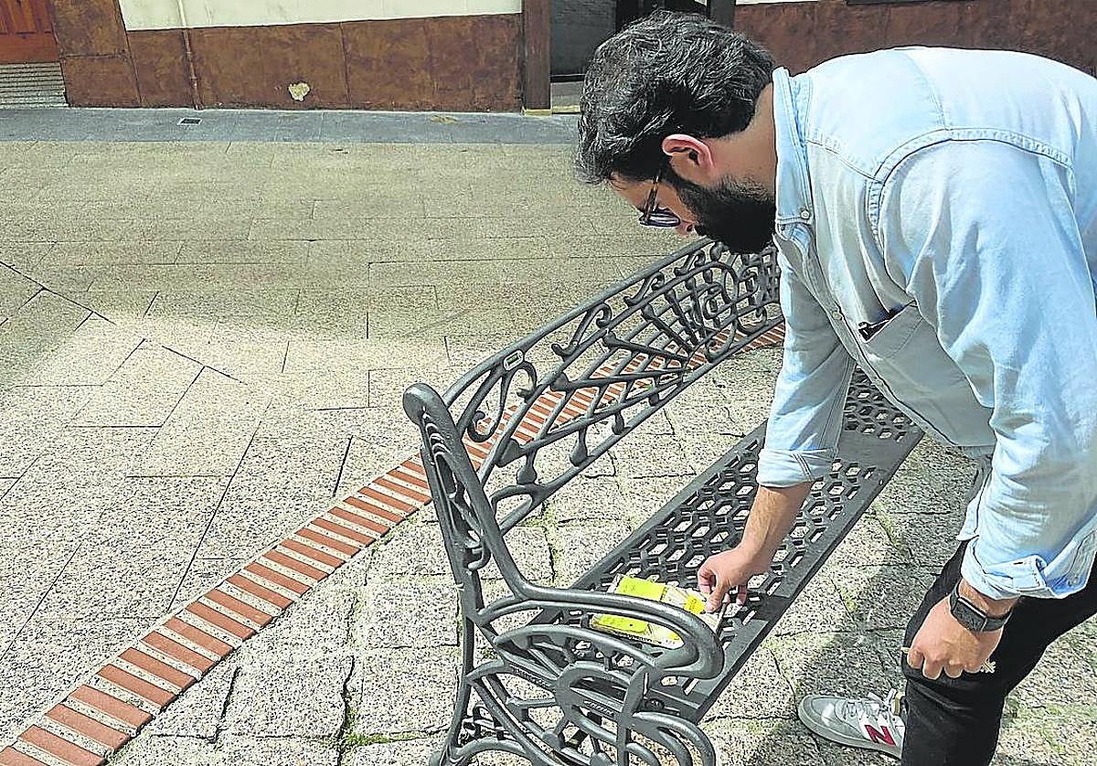 Un libro aguarda en un banco y en la repisa de una ventana en La Herradura.