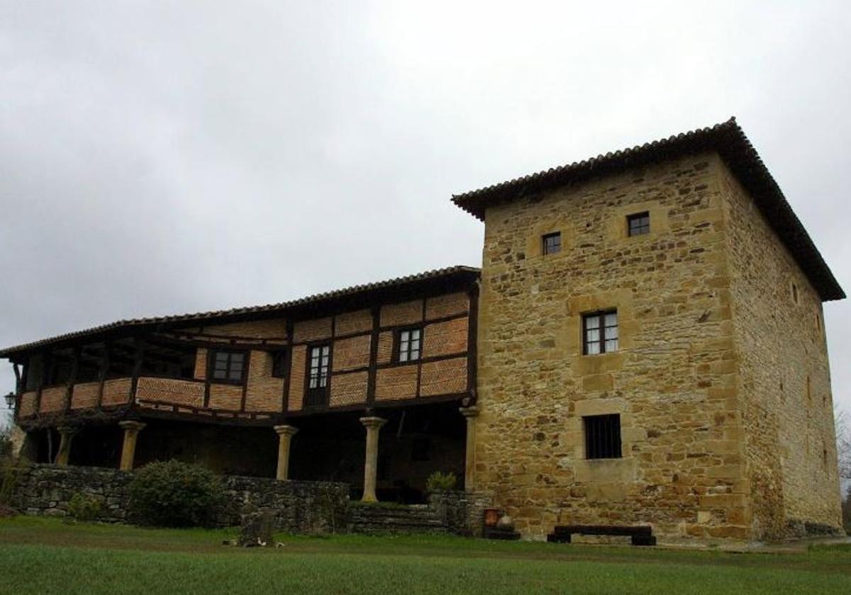 El poeta Lazarraga te guía por su casa-torre de Larrea