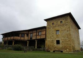 El poeta Lazarraga te guía por su casa-torre de Larrea