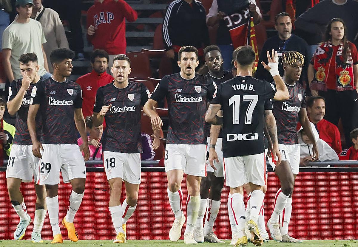Los jugadores rojiblancos celebran el empate.