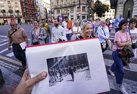 La guía, con las gafas sobre el pelo, encabeza al grupo por la Plaza Circular, escenario de la foto de milicianos.