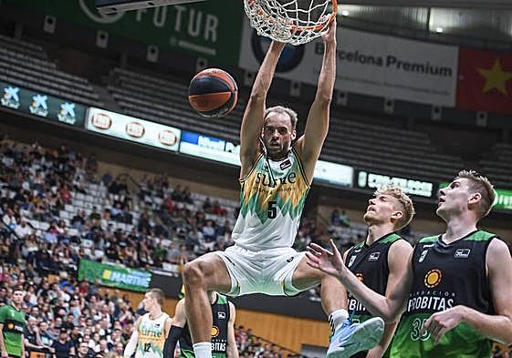 Andersson se cuelga del aro en el duelo ante el Joventut.