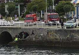 Imagen facilitada por la DYA de las labores de reanimación en las escaleras del muelle de Castro.