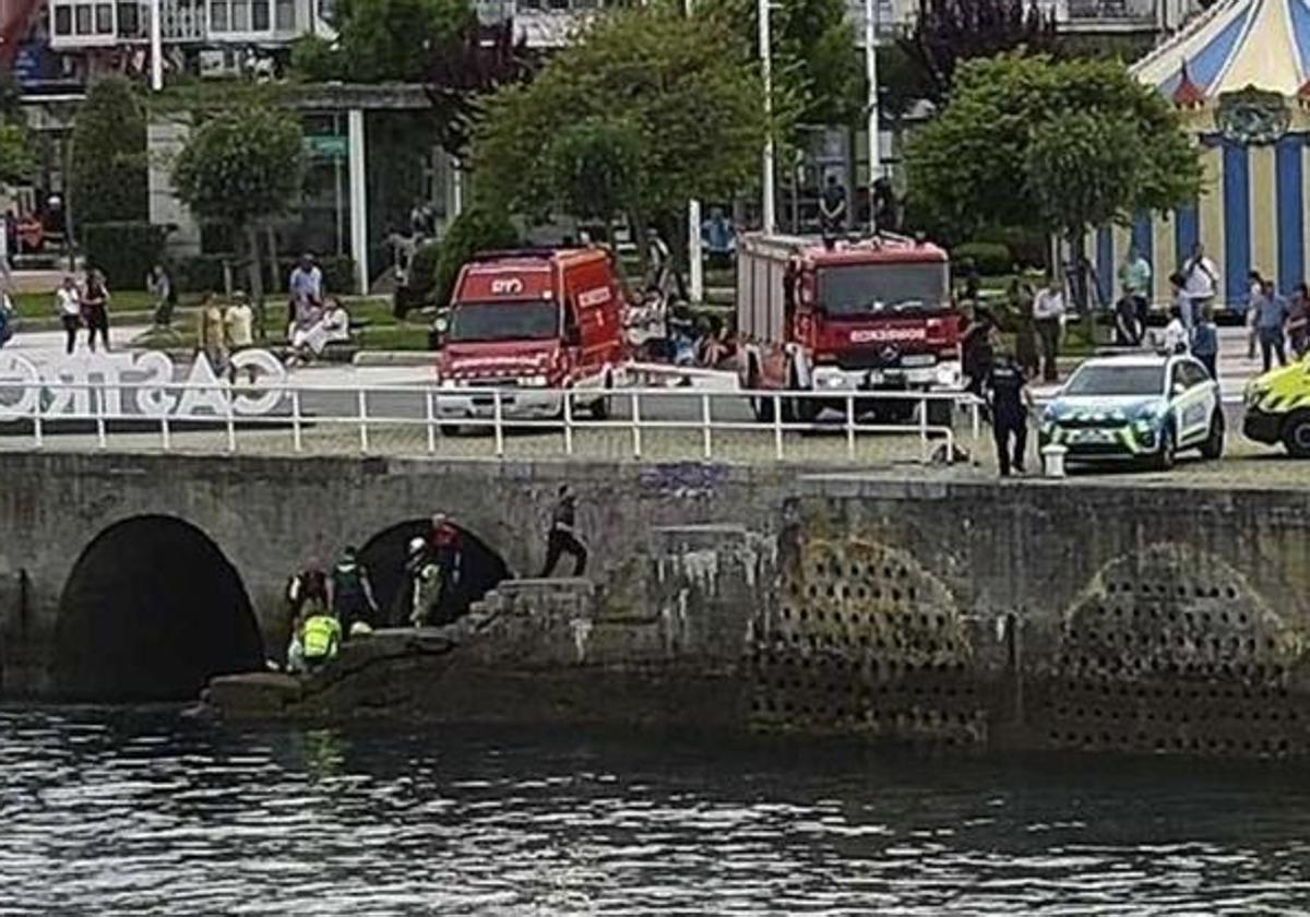 Imagen facilitada por la DYA de las labores de reanimación en las escaleras del muelle de Castro.