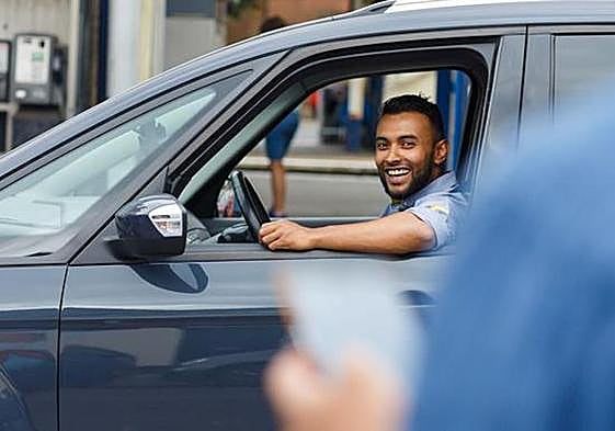 Los efectos del calor en el coche: sensación de estar borracho, multa por sacar el brazo por la ventanilla...