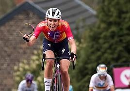 Vollering celebra su victoria en la reciente Flecha Valona.