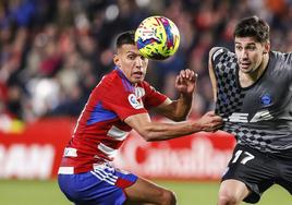 Myrto Uzuni sujeta al albiazul Alkain en el partido de la primera vuelta, en Los Cármenes.