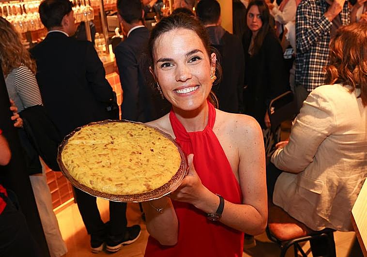 Aitana, con una de sus tortillas.